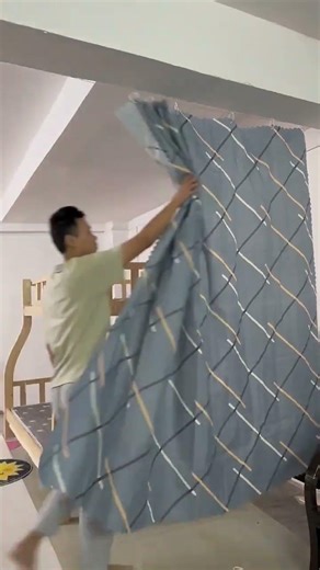 Look no further than this bedroom/living room partition! Super easy to install with nails and😍