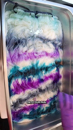 Dyes Spreading through Non-Superwash Yarns; the pigments move more than on superwash yarns