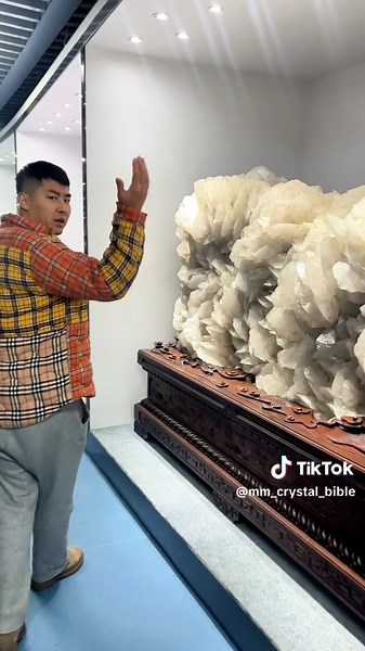 Share awesome giant specimen in yaogangxian#crystaltok🔮 #crystal #crystals #crystalhunting #specime #minerals #rawstone #popular #fluorite #calcite #giantcrystal
