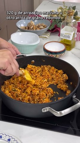 Anna Terés on Instagram: "Un arroz rápido y económico para no complicarse. Guárdate la receta 😉 Receta de ARROZ MELOSO CON POLLO: INGREDIENTES: 1’5 l de caldo de pollo 400 g de contramuslos de pollo deshuesados 320 g de arroz tipo marisma u otro arroz de grano redondo 250 g de champiñones 100 g de tomate frito 1 cebolla 1 pimiento verde 2 dientes de ajo 1 cs de carne de pimiento choricero Sal Aceite de oliva ELABORACIÓN: 1. En una cazuela, pon un buen chorro de aceite y fríe el pollo cortado e