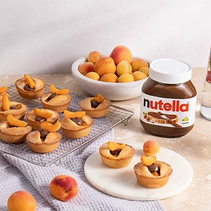 Muffins zum Frühstück? Dank saftiger Aprikosen und einem Topping aus Nutella ist dein Start ins Wochenende gerade noch ein kleines bisschen sommerlicher geworden! ☀️ Das ganze Rezept findest du hier ---> bit.ly/KS-aprikosenmuffins | Kitchen Stories