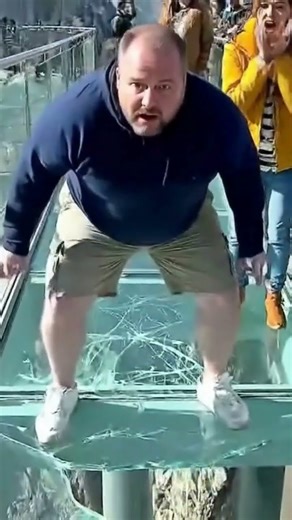 #GlassBridge Fail: Big Guy Jumps… and the Floor SHATTERS! 😳💥