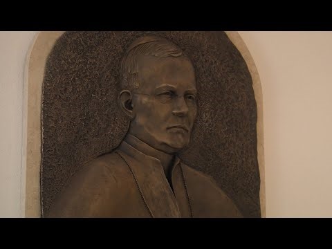 Fischer-Colbrie Ágoston püspök emléktáblát kapott Kassa Fő utcáján