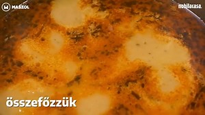 🍲 Egyszerű, de nagyszerű: tárkonyos-kolbászos krumplileves 🍲Te is így készíted? Ez a fűszeres leves igazi erdélyi klasszikus! Hozzávalók (3 liter leveshez): 1 kg krumpli 1 fej vöröshagyma 20 dkg vegyes gyökérzöldség 25 dkg paprikás kolbász 1 kanál ecetes tárkonysó, bors 2 dl tejföl A rántáshoz: 5 dl olaj 2 kanál liszt 1 kk fűszerpaprika 5 dl zsíros tej vagy víz Próbáld ki ezt a receptet is, és írd meg, hogy sikerült! ✨ #erdélyiízek #háziétel #krumplileves #tárkony #gasztro #recept #Maszol | Ma
