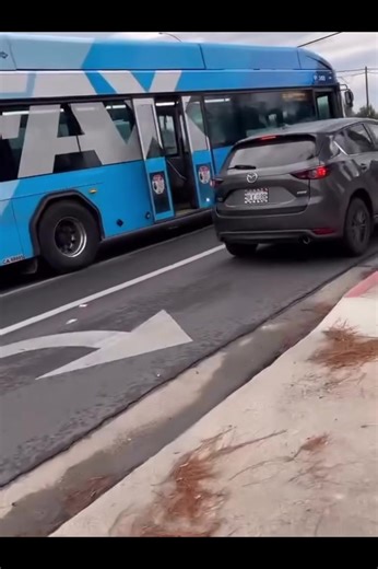 Accidente de tránsito en Fresno: Autos chocan con autobús