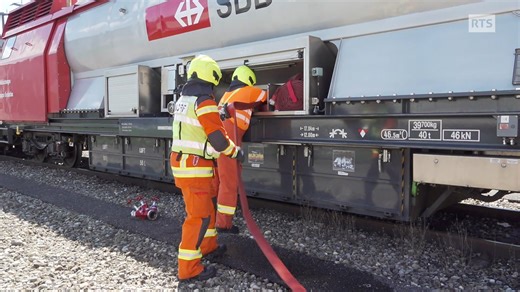 Ce sont des casernes sur rails, des wagons de pompiers qui interviennent à chaque incendie, déraillement ou encore accident de personne sur le réseau CFF. La Suisse compte une quinzaine de ces wagons pour des milliers d’interventions annuelles. Immersion avec ces pompiers du rail. | Mise au point
