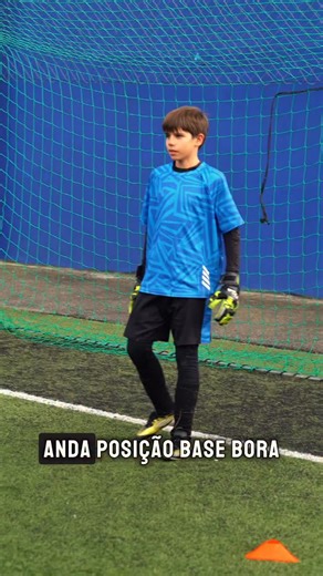 🧤 Ser guarda-redes começa muito antes da defesa. Neste exercício trabalhamos aquilo que o jogo exige todos os dias: ✔️ equilíbrio ✔️ coordenação ✔️ controlo corporal ✔️ decisão em instabilidade Porque um guarda-redes raramente defende parado, alinhado e confortável. É aí que se faz a diferença. | Boost Campus Academy
