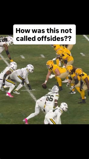 Aaron Rodgers went with a hard count to draw the Packers offsides and it worked but the refs didn’t throw a flag for offsides… Steelers lost a lot of momentum after this. #packers #steelers #nfl #sundaynightfootball #fantasyfootball | Rate the Refs
