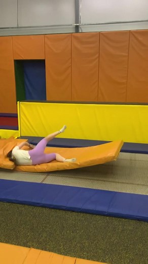 Учим два вперёд на батуте#двойноесальто #спорт #сальто #батут #мотивация