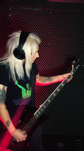 Chris Young Records Bass Track for CRASHDÏET