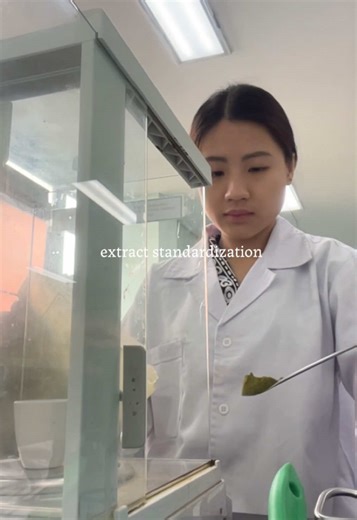 kalau penelitian menggunakan ekstrak tanaman pasti harus distandarisasi untuk memastikan komponen dan kualitas dari ekstrak yang kita buat atau simplisianyaa 🥰 Beberapa uji standarisasi ekstrak / simplisia : ekstrak larut air&etanol, kadar abu, uji fitokimia, dll #pharmacytiktok #laboratorylife #plantextracts #phytochemistry #extractstandardization