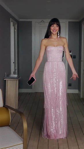 2025年最も再生された動画をプレイバック！ #DakotaJohnson が、カンヌ国際映画祭でのドレスを披露。 | dakota johnson