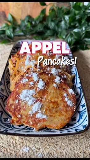 SIMPELE 🍎 PANCAKES @healthylittlestomach Dit is echt een super lekker ontbijtje! Ik deelde hem in het verleden als eens met jullie maar dit blijft een favorietje! Een soort herfst op je bord zonder zand, regen of 🍁 bladeren! Wat heb je nodig: •\t1 geraspte appel •\t1 ei •\t100 gram (vanille) kwark •\t50 gram tarwebloem •\t1 el kaneel •\tOptioneel: 1 tl zoetstof (stevia) of suiker wat jij wilt! Bereiding: 1.\tMeng alle ingrediënten in een kom tot een glad beslag. 2.\tVerhit een pan met bakspray
