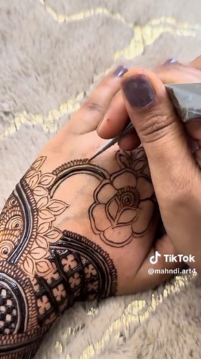 Simple & Beautiful Mehndi Design for Eid