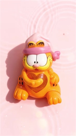 Gorgeous collectible and vintage Garfield Candy dispenser, toy, cat, vending machine, plastic.#garfieldandfriends #Garfield #candydispenser #garfieldcat #catlover