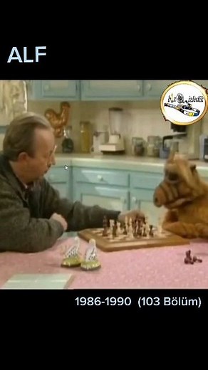 Sen de bir film İzle çünkü biz.izledik...🌐 on Instagram: "Alf (1986-1990. 103 Bölüm) 90'ların efsane dizilerinden... Müşfik Kenter'in sesiyle bizlere keyifli seyirler yaşattı. Uzaydan gelen komik ve eğlenceli, nevi şahsına münhasır özel bir karakter. İzleyenler ve hatırlayanlar burada mı acaba? #alf #90lar #bizizledik #film #sinema #dizi #imdb #kesfet #keşfet"