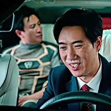 Un robot del futuro se encuentra con un niño #movierecap #shorts