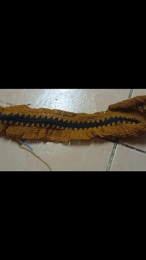 This skin pik bilum has a story behind it. Highlands kids would know. My first bilum. So proud of myself ❤️💚💛I can buy the bilum but I decided to take up the challenge myself and I did it. I'm on my fourth bilum now☺️Btw this. This bilum took me 6 weeks to make. It's not an easy bilum to make😥😂😂That's why the pricing 😱 #aposuchthingsya#easternhighlandsprovince🥵🔥🥰#portmoresby🇵🇬#papuanewguineatiktok#onlyinpng🙃🇵🇬💯#gorokaflavour#bilum#blackgirlfollowtrain#blackgirlfollowtrain#fyp#make