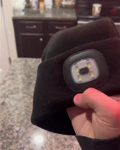🔦 Osvijetli put s toplom kapom s LED-om! 👟 Odlična za večernje šetnje, trčanje i aktivnosti 🎄 Isprobaj sad i budi siguran ove sezone👇 | Superzebra
