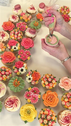 Tropical Flower Cupcakes for Summer Celebrations