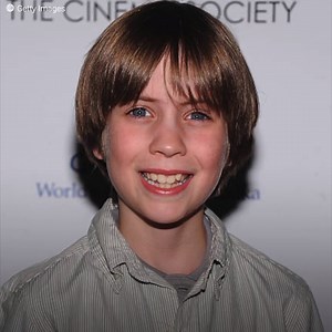 63K views · 364 reactions | De jonge acteur Matthew Mindler werd op 19-jarige leeftijd zonder pols gevonden. Nadat hij als vermist was opgegeven, startte de politie een zoektocht die eindigde in zijn kamer op de campus. Hij was wereldberoemd door zijn prestaties op het witte scherm maar zijn geestelijke gezondheid ontnam hem de kans door te gaan. Zijn angststoornis liet hem niet met rust en hij werd gedwongen een drastische beslissing te nemen. | Mysteries | Facebook