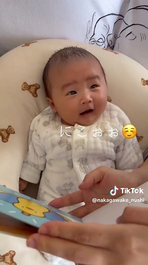 生後50日🌼ごきげんベビー👶🏻絵本読み聞かせ