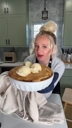 Tineke Younger on Instagram: "How to make apple cobbler for this holiday season 🍎"