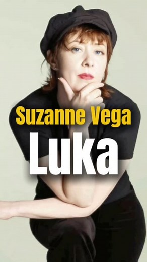 ✨ En 1987 Suzanne Vega sorprendió al mundo con su disco “Solitude Standing”, el segundo álbum de su carrera 🎶. Dentro de este trabajo aparece uno de los temas más impactantes de los 80: “Luka”, una canción que con su voz suave y melancólica tocó un tema poco habitual en la música pop de la época: la violencia doméstica 💔. 📀 El disco fue un éxito inmediato, alcanzando el puesto #11 en el Billboard 200 en Estados Unidos y el #2 en el Reino Unido 🌍. Incluye otras joyas como Tom’s Diner (que año