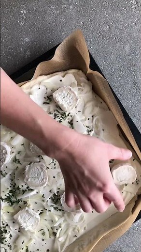 Flammkuchen mit Ziegenkäse und Honig