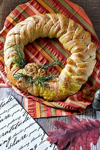 How to Make a Thanksgiving Braided Bread Wreath - Pastry Chef Online
