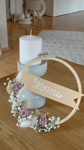 @melliskreativzauber zeigt euch, wie sie unseren Stickrahmen mit kleinen DIY-Rosen aus Satinband und Trockenblumen schmückt. Wer von euch kannte diesen Trick?🌸 . . . #depot #depotonline #depot_online #dekoideen #dekoring #spring #rosen #inspiration #diyrosen #homesweethome #romantisch #diy #doityourself #stickrahmen #home #flowers #trockenblumenliebe | DEPOT