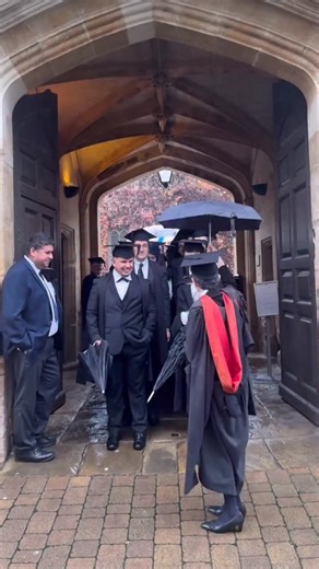 Jean Paul Carrera | Las capas y la ropa negra que llevamos, conocidas como el Sub Fusc, o traje académico, es nuestro uniforme y tiene orígenes medievales, con... | Instagram