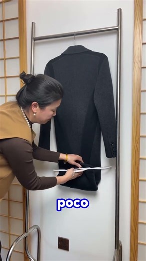 Como doblar y guardar un saco o gabardina. #ideascreativas #lifehacks #trucosdelhogar
