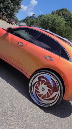 Outrageous Infiniti FX on 32’s DUB Floaters