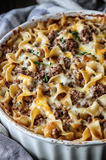Sour Cream Beef Noodle Casserole "I made this Sour Cream Beef Noodle Casserole for dinner last night, and my family is already begging me to make it again!" 𝗙𝗨𝗟𝗟 𝗥𝗘𝗖𝗜𝗣𝗘 𝗕𝗘𝗟𝗢𝗪 👇 | Easy Recipes