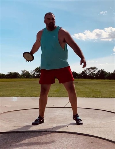 Masters Discus Thrower (M39) Preps Competition #trackandfield #technique