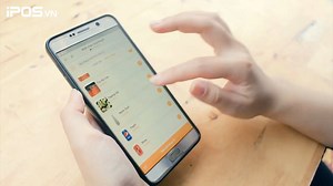 KINH DOANH ĂN UỐNG THỜI COVID – PHẢI CÓ MENU ĐIỆN TỬ! 🔸 Với sự phổ biến của Smartphone và QR Code hiện nay, cũng như sự hạn chế tiếp xúc giữa người với người do dịch Covid, thực khách dần ưa chuộng hơn với việc order gọi món trên chính chiếc điện thoại di động của mình! 🔸 Từ phía cửa hàng kinh doanh ăn uống, việc đưa menu lên phiên bản điện tử cũng giúp ích rất nhiều khi loại bỏ được chi phí in ấn, update giá món khi có thay đổi, chưa kể đến việc tối ưu được luồng vận hành của nhân viên, không