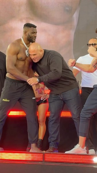 ❤️ CAIN VELASQUEZ SURPRISES FRANCIS NGANNOU DURING FACE OFF WITH PHILIPE LINS