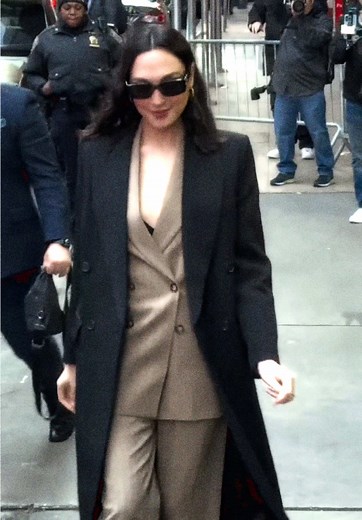 Gal Gadot as the Evil Queen: A Stunning Transformation