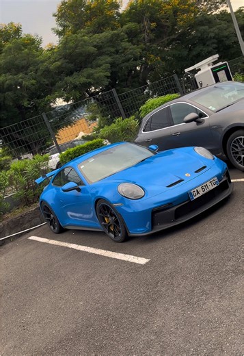 Exploring the Insane Blue Porsche 911 GT3