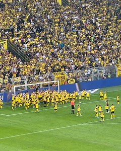 3.3M views · 72K reactions | So THAT'S what they mean by Borussia Dortmund's 'Yellow Wall'  Łukasz Piszczek & Jakub Błaszczykowski’s farewell match was a touch of class  : Meczyki.pl | Onefootball | Facebook