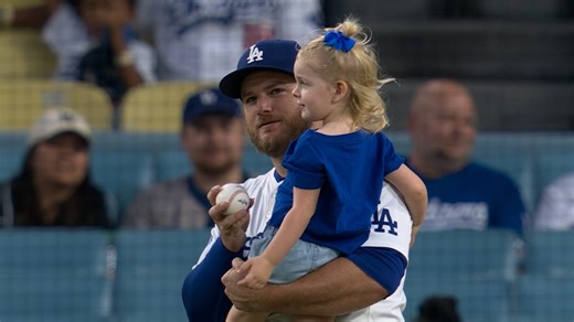 La hija de Max Muncy hace el 1er lanzamiento