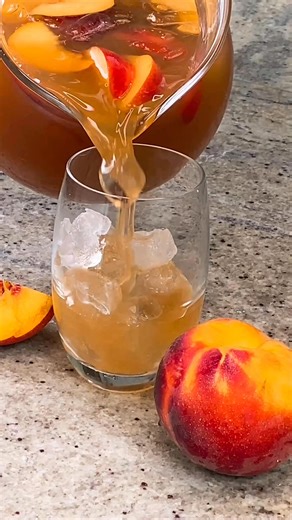 This peach iced tea is fruity, refreshing, and super easy to make with just 3 ingredients. Perfect for hot days or anytime you’re craving a sweet sip. 🍑🧊 Recipe in the comments.👇 #PeachIcedTea #SummerDrinks | AlphaFoodie