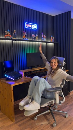 Stéphanie de Kort | STEFFIDO on Instagram: "Publi | 🎮✨ Un rincón GAMING ✨🎮 El rincón favorito de mi hijo es este escritorio súper adaptado y perfecto para estudiar y jugar con el ordenador. 💻 Escritorio a medida 💡 Led para crear el ambiente perfecto 🪑 Y lo más importante es la ✨Silla ergonómica de HBADA E3✨ ➡️La silla con mayor capacidad de ajuste, ya que tiene hasta 22 opciones de ajustes para adaptarse a ti: respaldo lumbar dinámico, reposacabezas ajustable, brazos 6D y malla transpirable