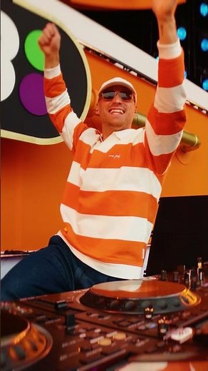 POV: wat GIEL zijn MICROFOON hoort tijdens KONINGSDAG 😂 #stuktv #mic #zingen #koningsdag #humor #lol