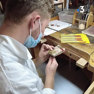 À Sainte-Marie-aux-Mines, dans le Haut-Rhin, "l’Atelier d’Émeraude" forme des personnes en reconversion professionnelle aux métiers de la bijouterie. Ces stagiaires préparent un certificat d’aptitude professionnelle avec un emploi à la clef. | France 3 Alsace
