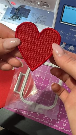 Make Ma GmbH (Marit & Mark) on Instagram: "So schnell kannst du einen Patch sticken! Alle Materialien verlinke ich euch in der Story oder im Highlight „Stick-Ideen“ 🥰🩵✂️ #patchsticken #stickmaschine #sticken #machineembroidery"