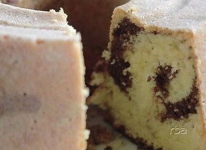 131K views · 2.2K reactions | A nossa receita de hoje é um bolo fácil, lindo e principalmente, muito saboroso! Os ingredientes são: 3 ovos 2 xícaras de açúcar 1 xícara de manteiga 1 xícara de leite morno 1 pitada de sal 1 colher de fermento de bolo 2 xícaras de trigo 1 xícara de amido de milho (maizena) | Vale Agrícola | Facebook