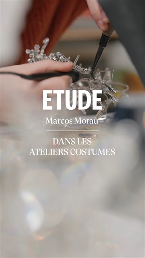 🪡 Dans les ateliers costumes du Palais Garnier, chaque détail compte… ✨C’est ici que les costumes de la création “Étude” de Marcos Morau se dévoilent… avant de briller sur scène. 🩰 Une œuvre présentée dans le cadre du programme “Empreintes”. 📅 Dès le 11 mars 📍Palais Garnier 🎶 Musique : Gustave Rudman 🤝 Avec le soutien de Mastercard et de celui du Cercle Noverre. | Opéra national de Paris