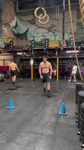 CrossFit 训练 2-2-2-3 intervals Rest 1:00 b/t- 两分钟训练一分钟休息最后一组三分钟75’ HSW w/ obstacle every 25’ 倒立走Max cal Row -剩余时间最大卡数划船#crossfit #体能训练 #一起锻炼 #全民健身 #运动表现